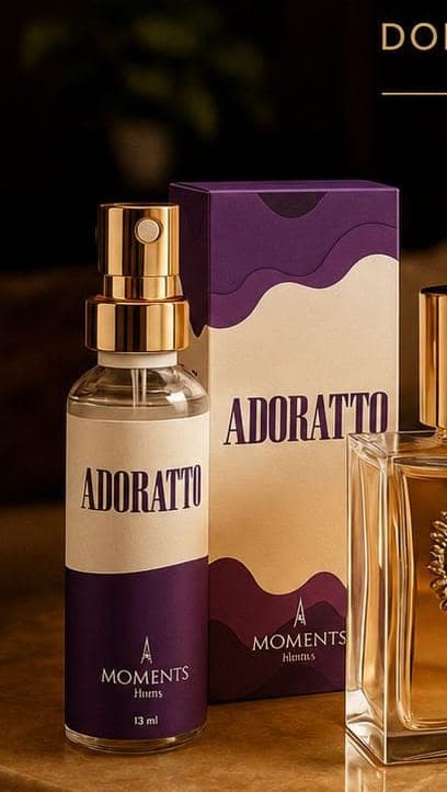Frasco e caixa do perfume de bolso Adoratto da Moments Paris, fragrância floral e frutal e gourmand.