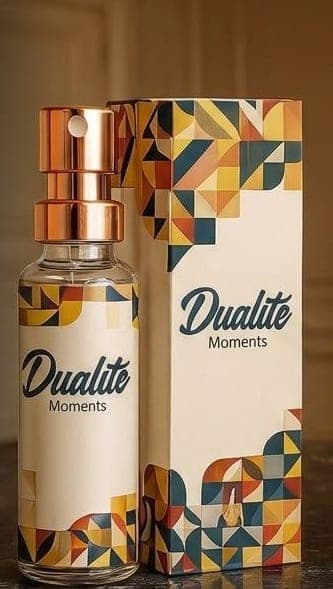 Frasco e caixa do perfume de bolso Dualite da Moments Paris, fragrância floral e ambarado.