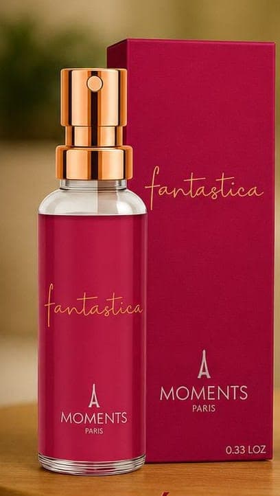 Frasco e caixa do perfume de bolso Fantástica da Moments Paris, fragrância floral e frutal e gustativo.