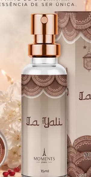 Frasco e caixa do perfume de bolso La Yali da Moments Paris, fragrância floral e ambarado.